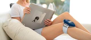 The device straps to affected psoriasis areas (ie, arms, legs, elbows, knees) and emits a UV-free blue LED light The device straps to affected psoriasis areas (ie, arms, legs, elbows, knees) and emits a UV-free blue LED light